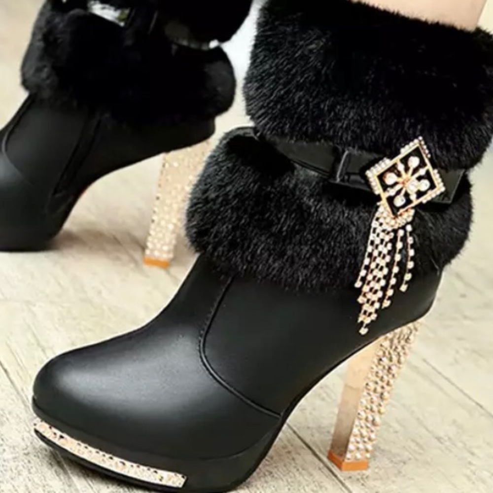 Leather Fur boot with emblem